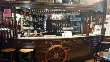 2 bars/lounges