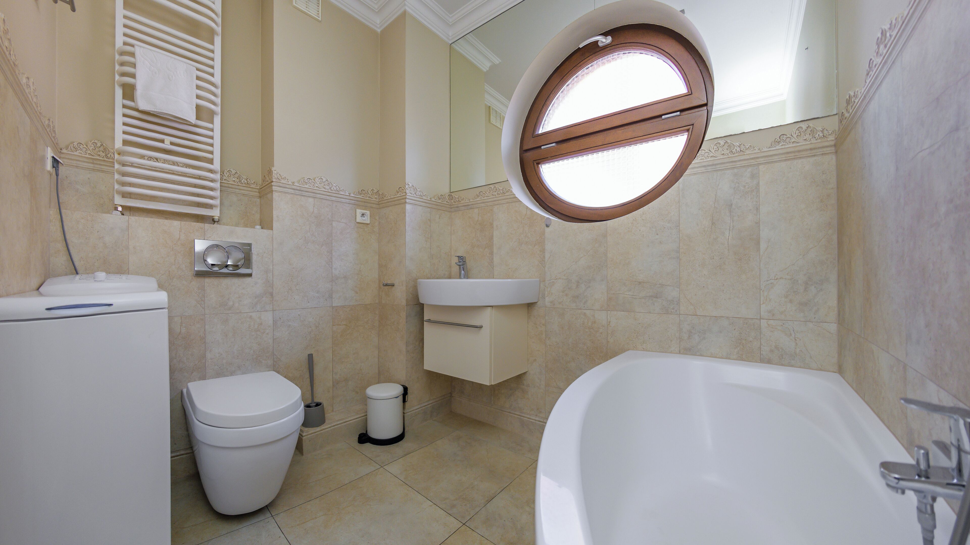 A bathroom with a toilet, sink, and bathtub.