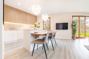 Apartment (55L/2) | Eigene Kochnische | Kühlschrank, Mikrowelle, Herdplatte, Geschirrspüler