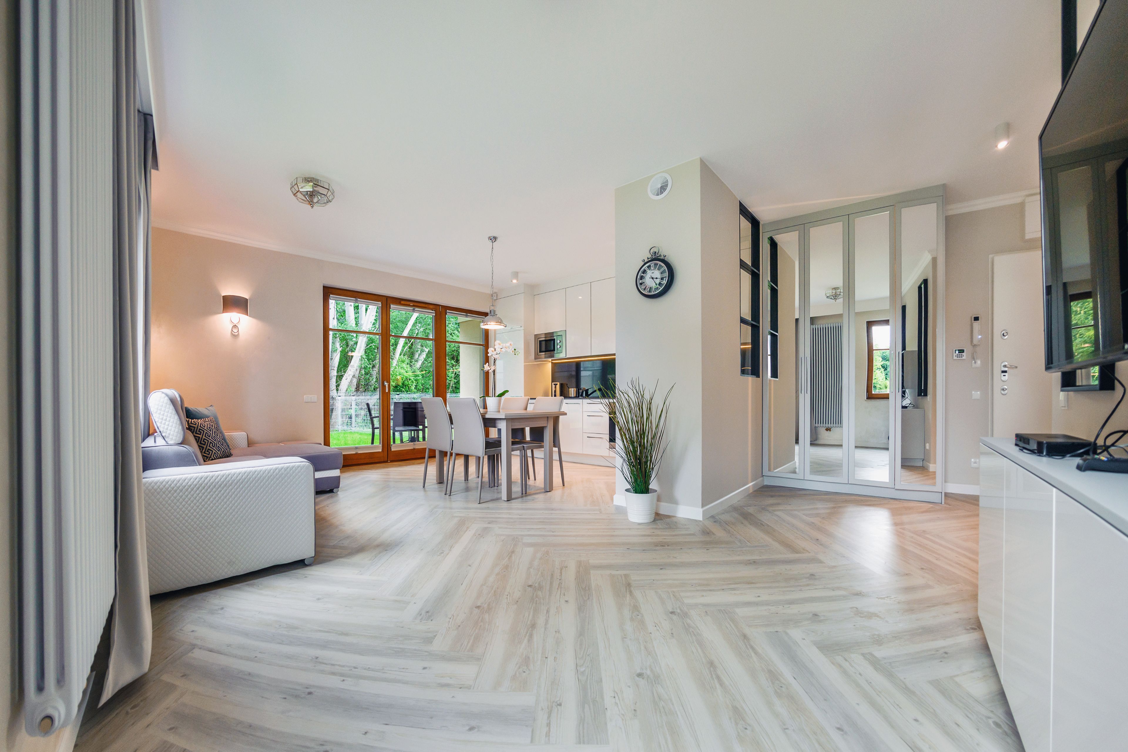 Apartament (55L/1) | Espai de treball apte per a portàtils i planxa i posts de planxar 