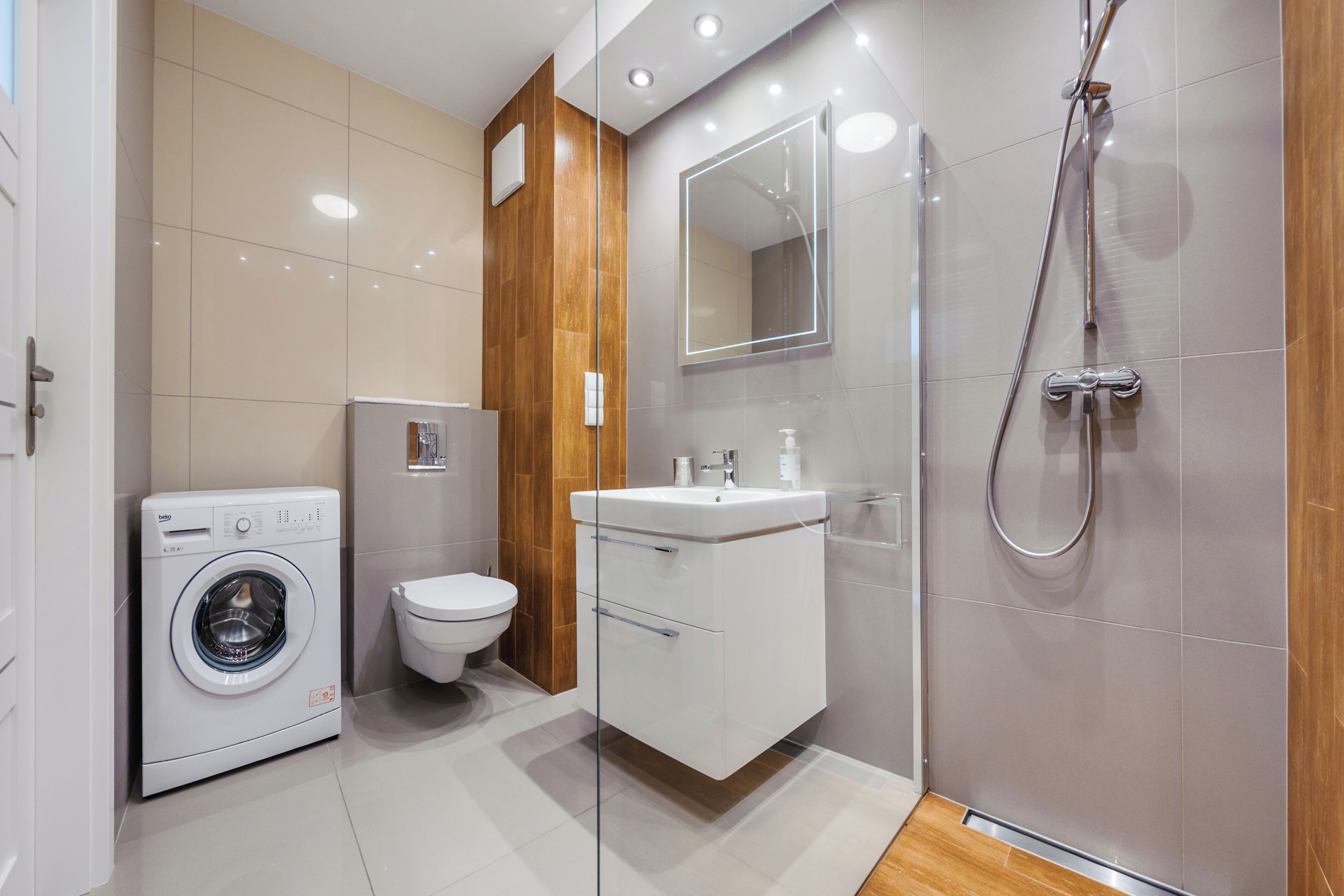 Apartment (55L/15) | Badezimmer | Dusche, Haartrockner, Handtücher, Toilettenpapier