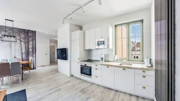Apartment (Monte Cassino 40/13) | Private kitchenette | Fridge, stovetop, electric kettle, cookware/dishes/utensils