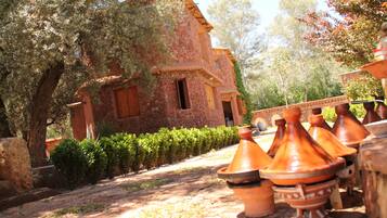 Breakfast, lunch, dinner served; local cuisine