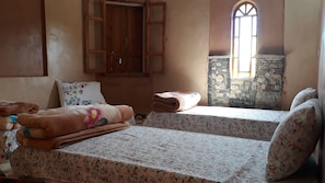 Cortinas blackout, cunas, wifi gratis y ropa de cama