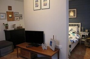 Mediterranes Zimmer | Schreibtisch, Babybetten, Zustellbetten, kostenloses WLAN