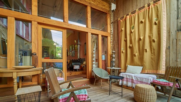 A wooden deck with a dining table, chairs, and a sofa. - Un Soir d'Eté (Ernolsheim-Bruche)