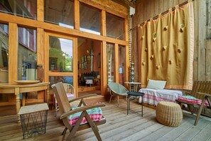 A wooden deck with a dining table, chairs, and a sofa. - Un Soir d'Eté (Ernolsheim-Bruche)