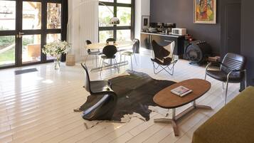 Deluxe Loft, Garden View | Private kitchen | Fridge, microwave, stovetop, espresso maker