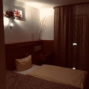 Desk, free cots/infant beds, free WiFi