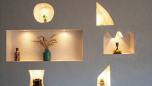 Una pared con múltiples apliques empotrados, cada uno con elementos decorativos diferentes.