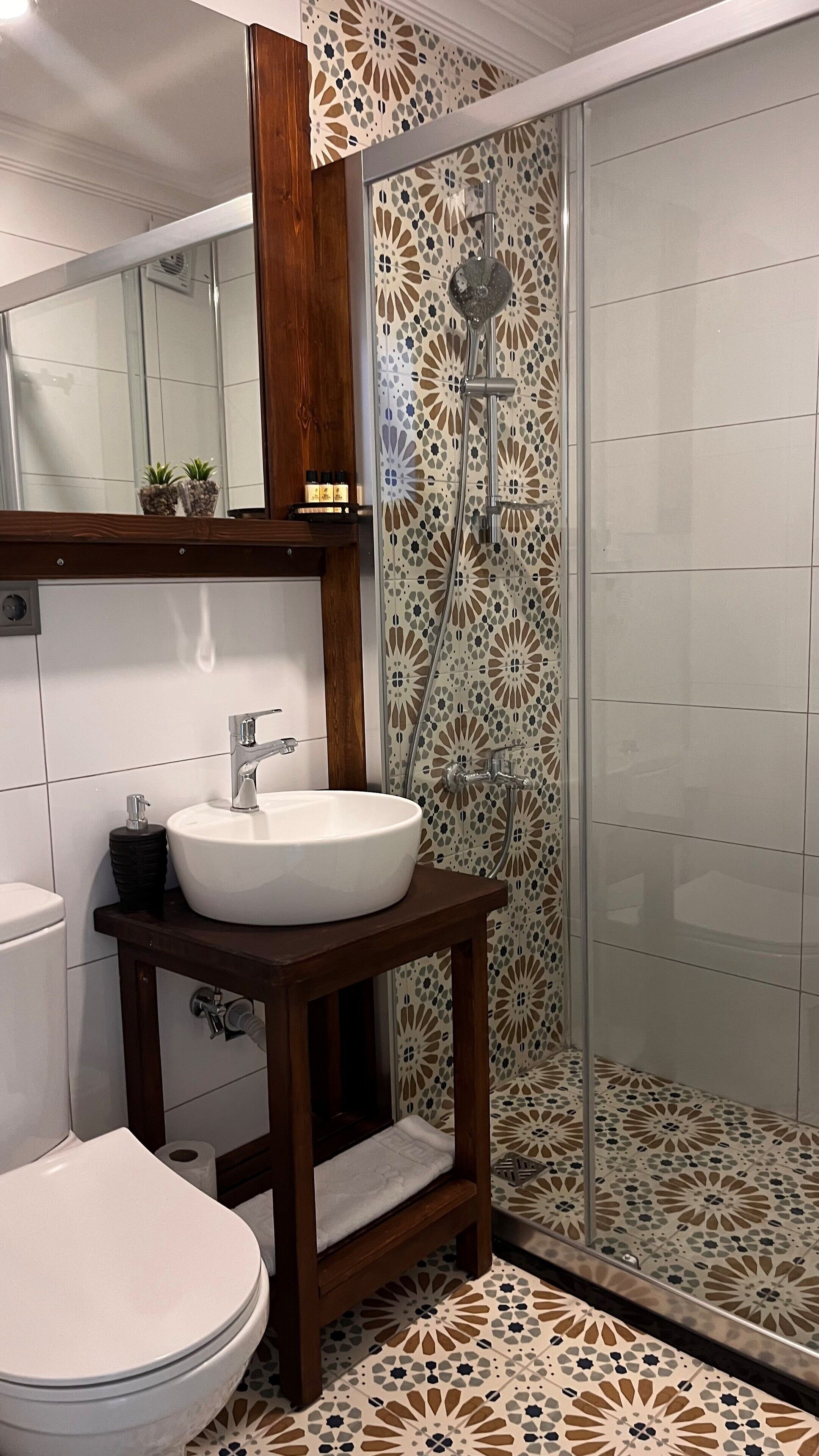 shower, free toiletries, hair dryer, slippers