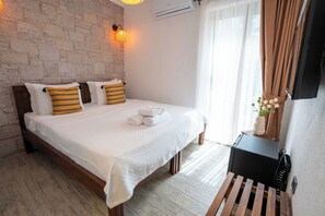 Basic-Zimmer, 1 Queen-Bett, Blick auf den Innenhof