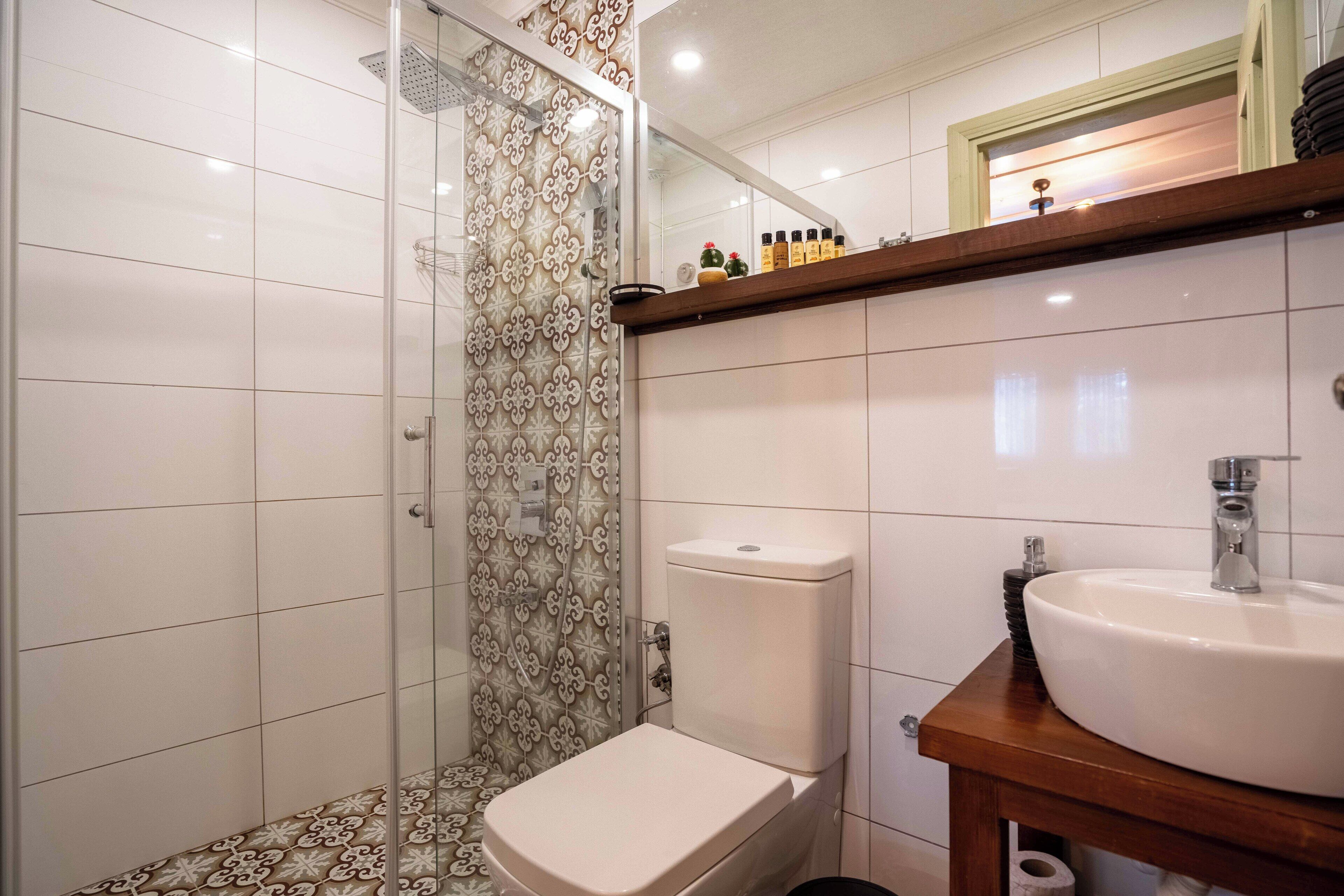 shower, free toiletries, hair dryer, slippers