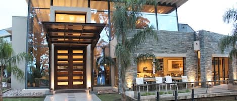 Vista frontal de la propiedad