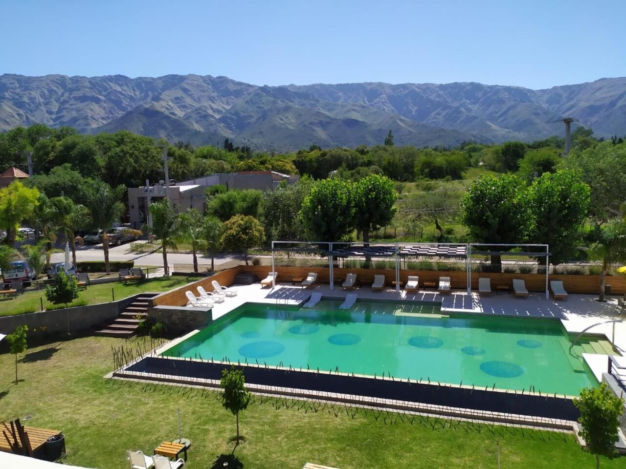Alberca al aire libre y camastros 