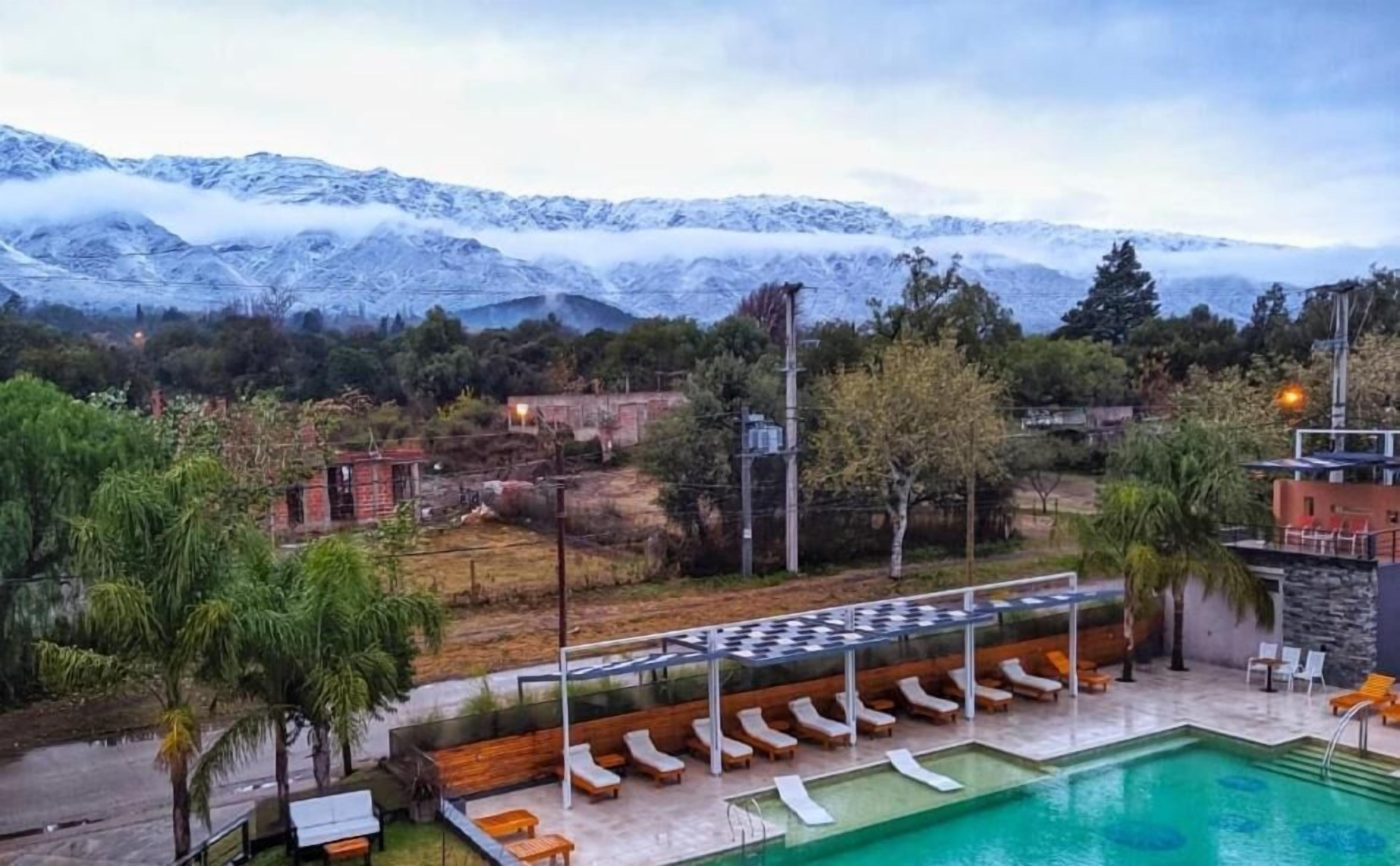 Ulkouima-allas, aurinkotuoleja