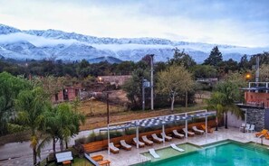 室外泳池；躺椅