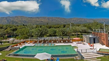 Piscina all'aperto, lettini