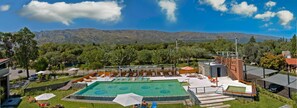 Outdoor pool, pool loungers - Altos de Merlo Suites (Merlo)