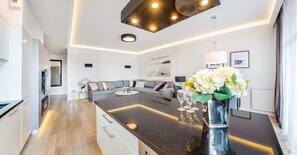 Apartemen (Polna 56A/8 Delux) | Dapur kecil pribadi | Lemari es, kompor, mesin pencuci piring, dan mesin pembuat kopi/teh