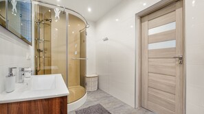Căn hộ (Polna 56B/5B) | Phòng tắm | Buồng tắm vòi sen, máy sấy tóc, khăn tắm, giấy vệ sinh 