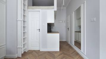 Deluxe Studio Suite, Mezzanine | Living area