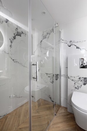 Deluxe-Studiosuite, Zwischengeschoss | Badezimmer