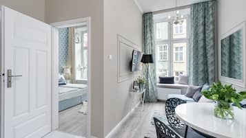 Leilighet – deluxe | Oppholdsrom | Flatskjerm-TV