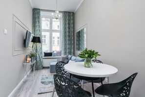 Appartement Deluxe | Aire de séjour | Téléviseur à écran plat