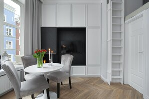 Suite studio Deluxe, en mezzanine | Aire de séjour | Téléviseur à écran plat