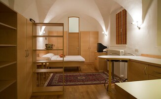 Minibar, caja de seguridad en la habitación y escritorio 