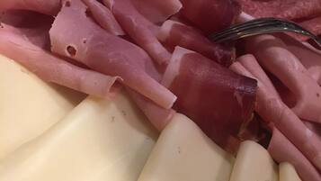Una bandeja con fiambres y quesos.