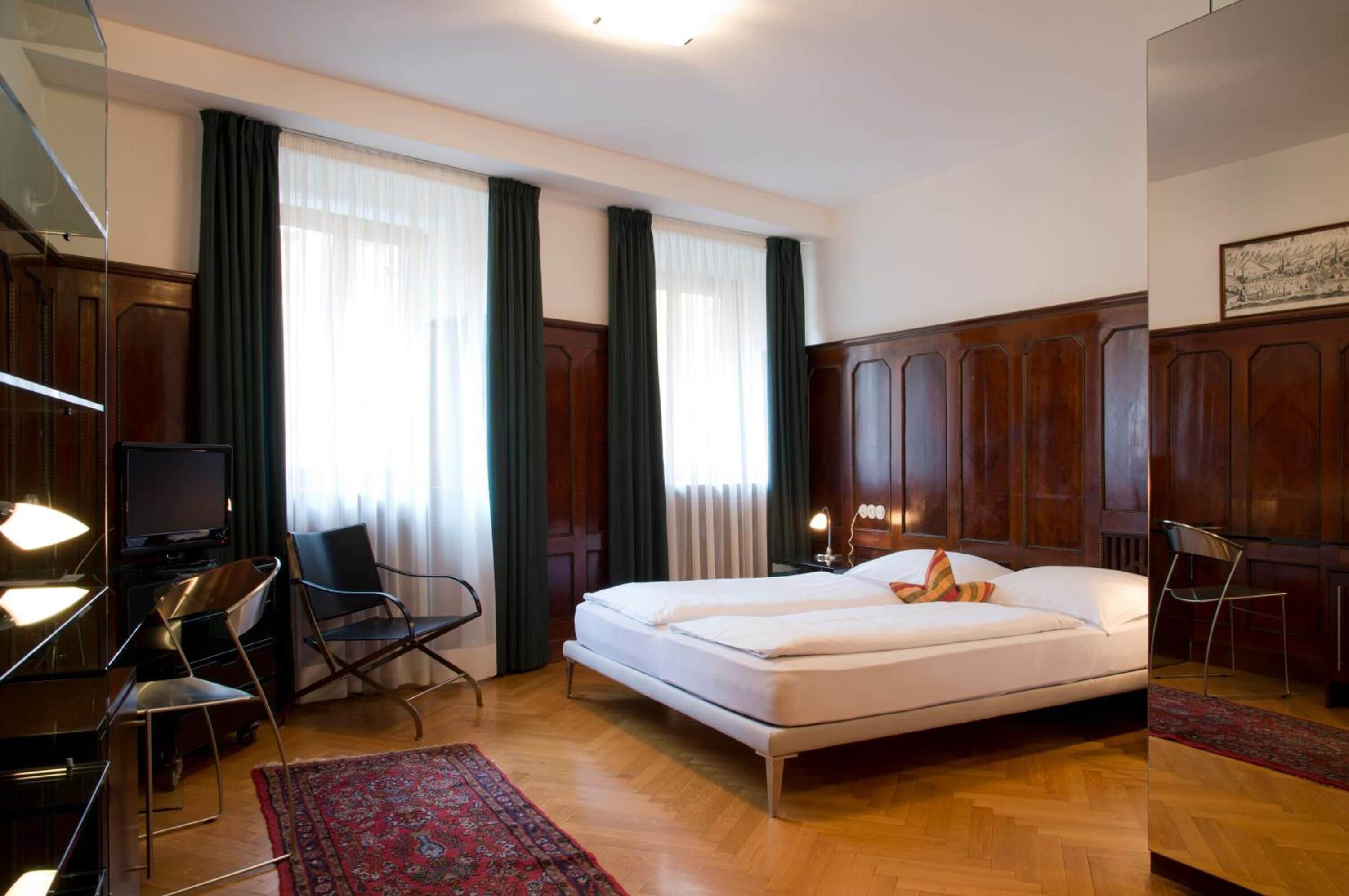 double room, non smoking | minibar, in-room safe, desk, laptop workspace