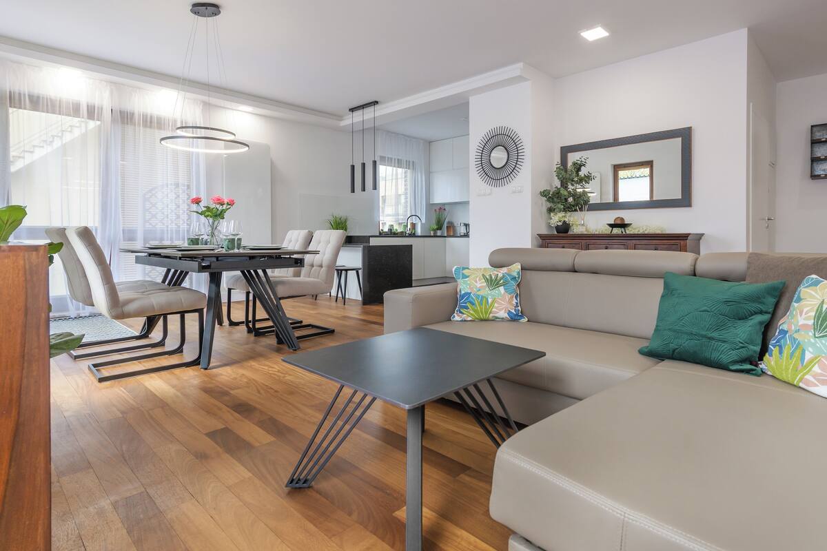 Un salon moderne avec un canapé, une table basse et un coin repas.