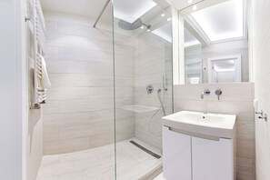 Apartamento (51C) | Banheiro | Chuveiro, toalhas de banho