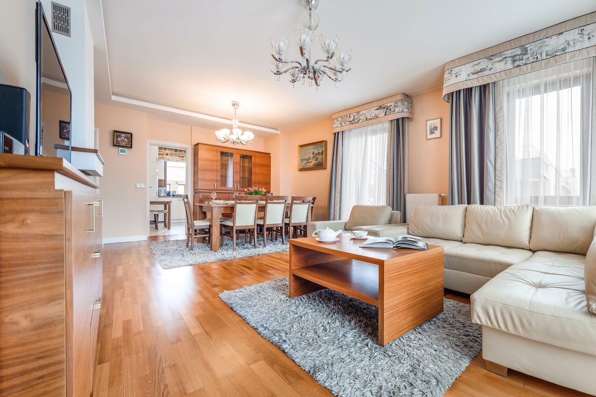 Un salon moderne avec un canapé, une table basse et un coin repas.