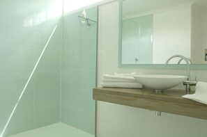 Standard Double/Twin Room with Sea View (5) | Bathroom - Cheviot Place Guest House (Cape Town)