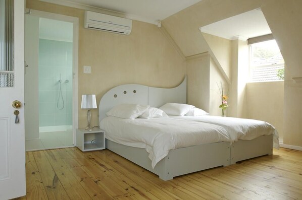 Standard Double/Twin Room with Sea View (5) | Ropa de cama de alta calidad, caja fuerte, cortinas opacas