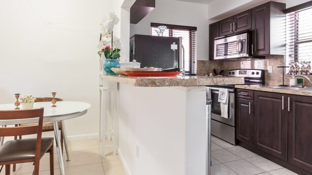 In-room dining - 121 Nice Home Near Wynwood in Midtown (Miami)