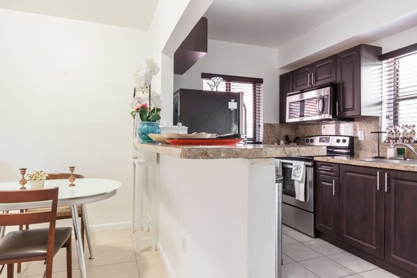 In-room dining - 121 Nice Home Near Wynwood in Midtown (Miami)