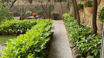 Romantisches Doppelzimmer, eigenes Bad | 1 Schlafzimmer, Verdunkelungsvorhänge, kostenloses WLAN, Bettwäsche