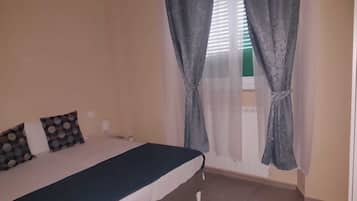1 habitación, cortinas blackout, wifi gratis y ropa de cama