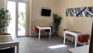 Bao gồm bữa sáng tự phục vụ hàng ngày 