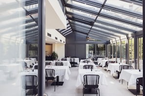 Café da manhã com buffet grátis todos os dias