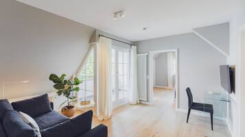 Deluxe Suite, Lake View | 1 bedroom, in-room safe, free WiFi, bed sheets