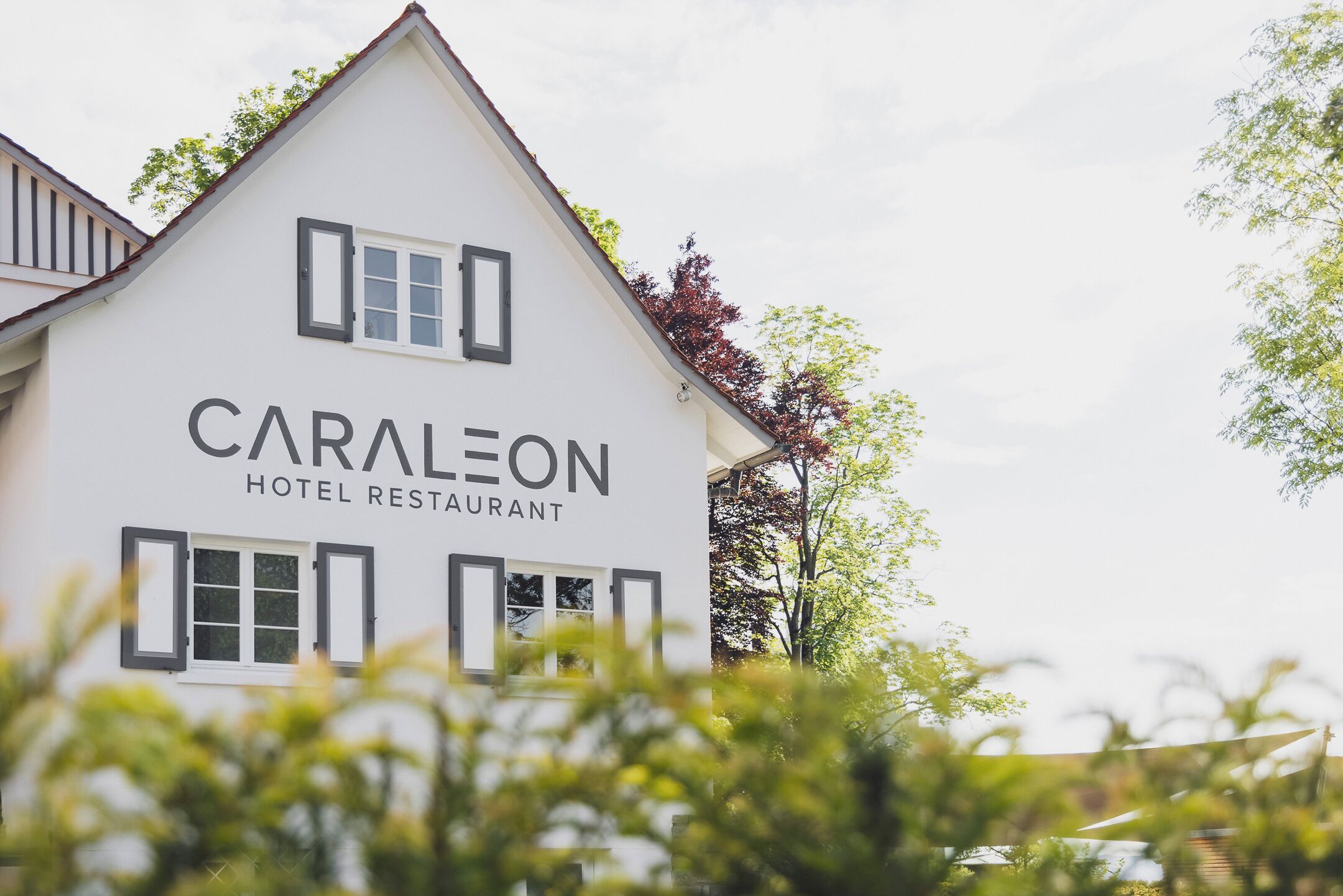 Ein Gebäude mit der Aufschrift "CARALEON HOTEL RESTAURANT" an der Fassade.