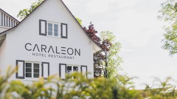 Ein Gebäude mit der Aufschrift "CARALEON HOTEL RESTAURANT" an der Fassade.