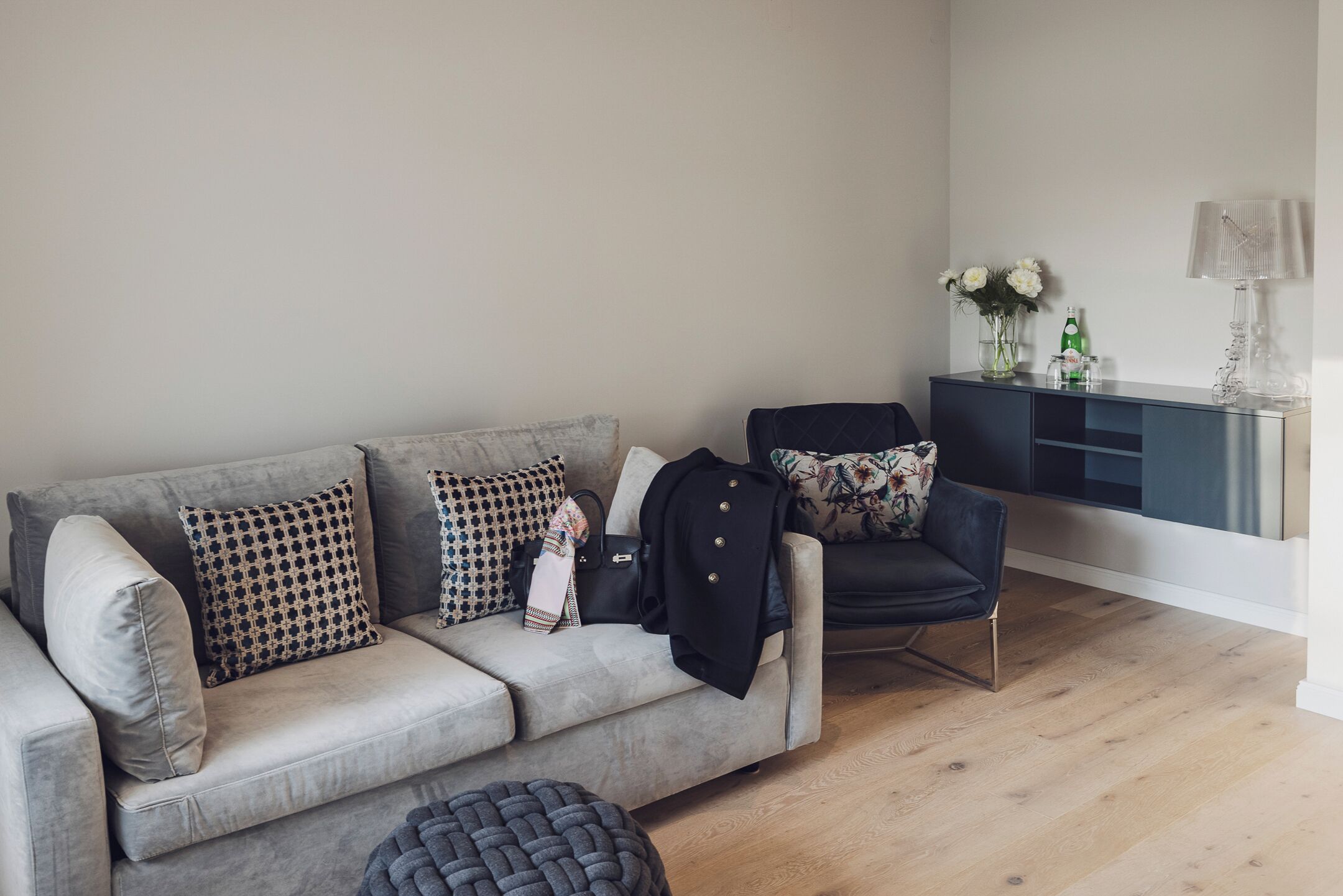 deluxe suite, lake view | living area | flat-screen tv