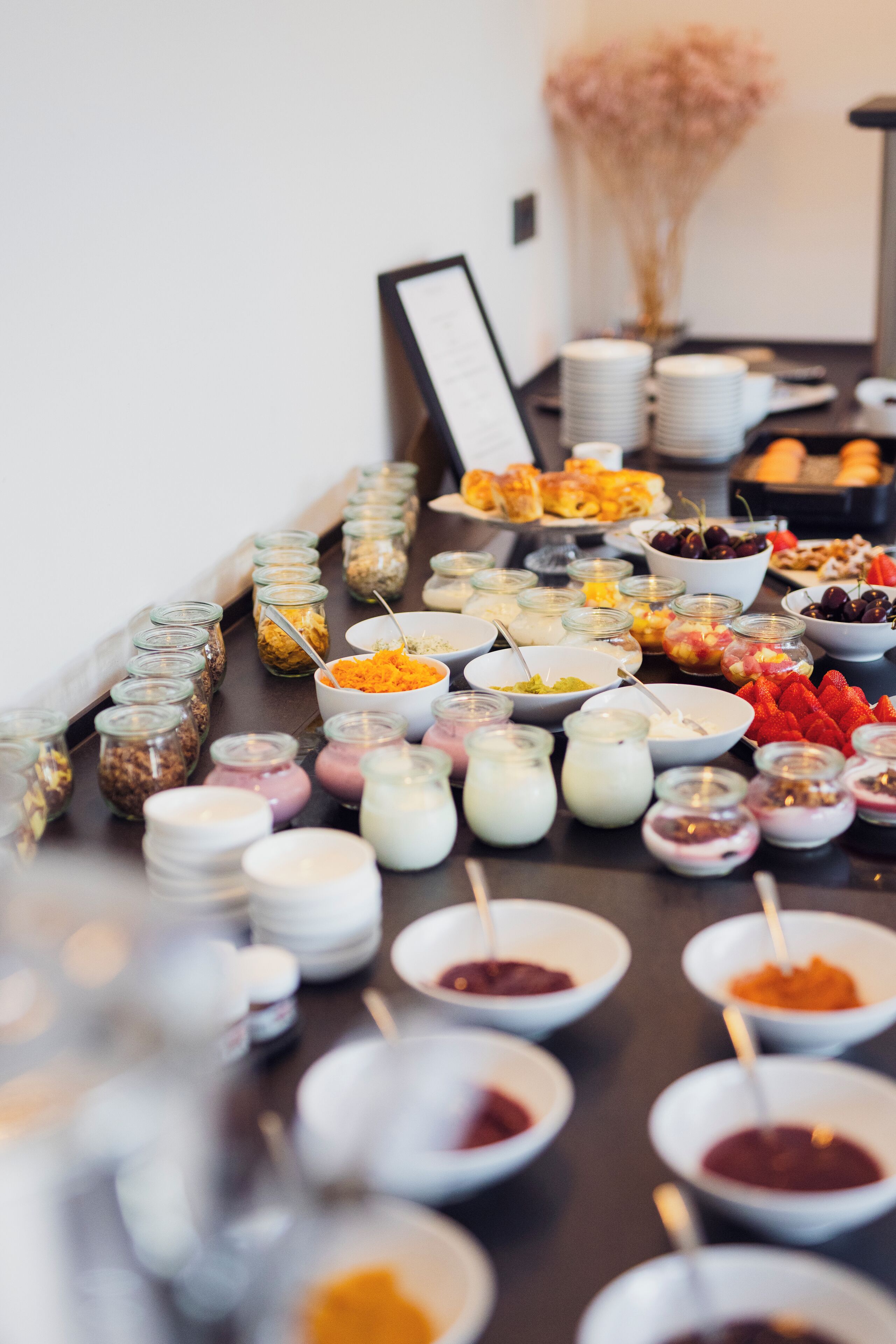 Una mesa de buffet con diferentes alimentos y salsas.