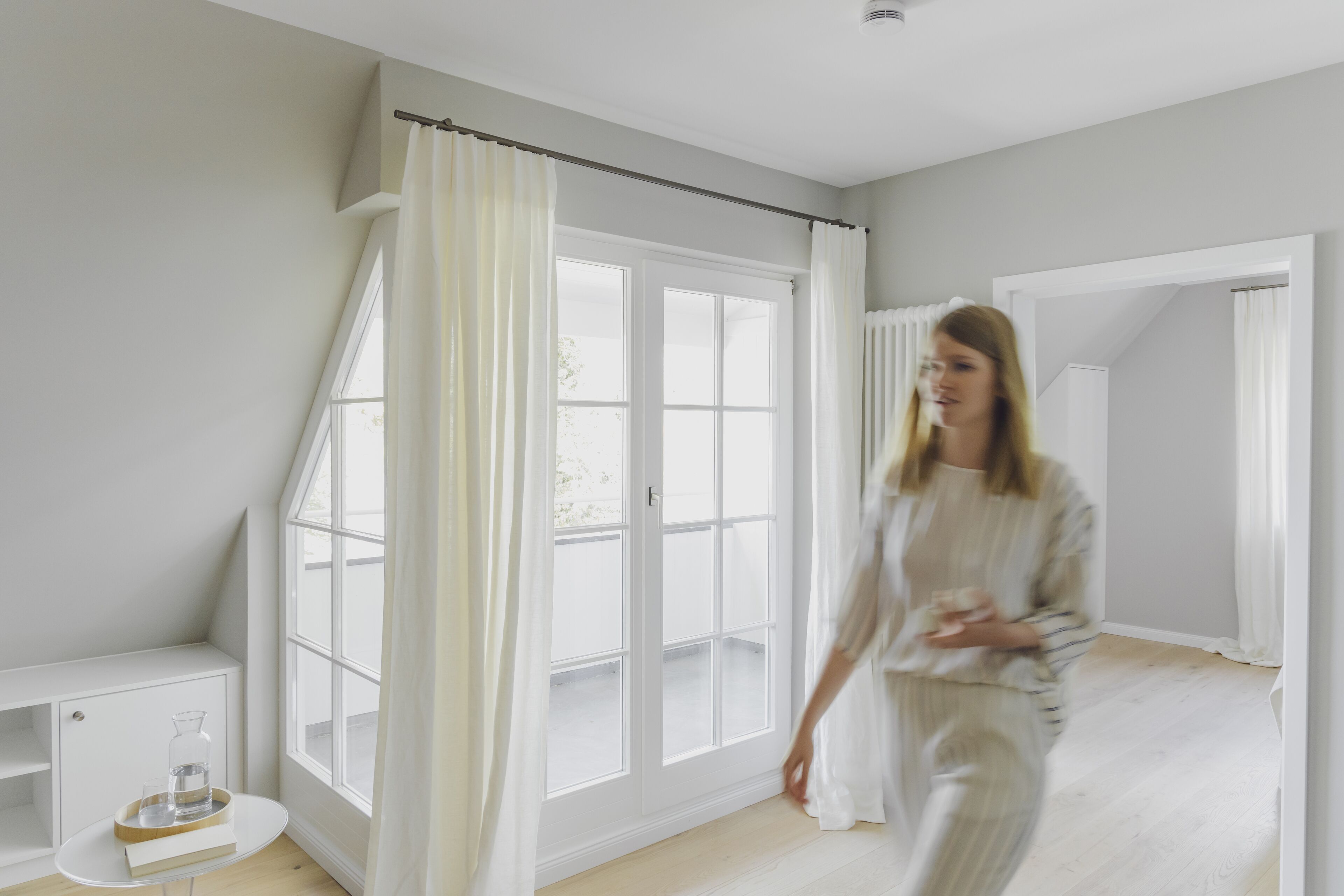 deluxe suite, lake view | living area | flat-screen tv